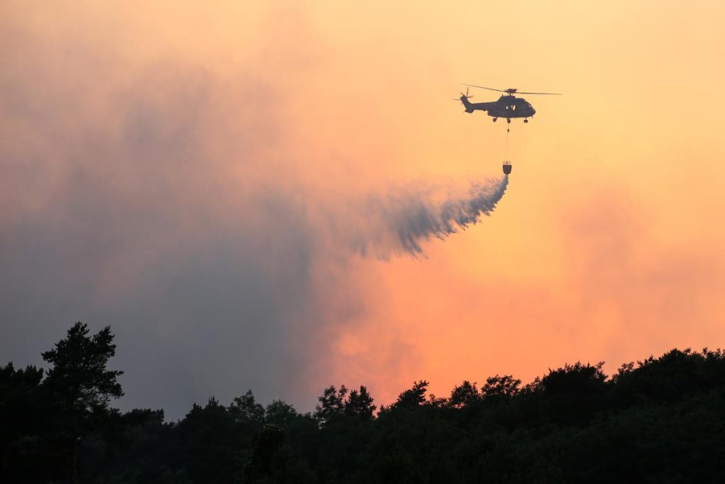 Hubschrauber über brennendem Wald