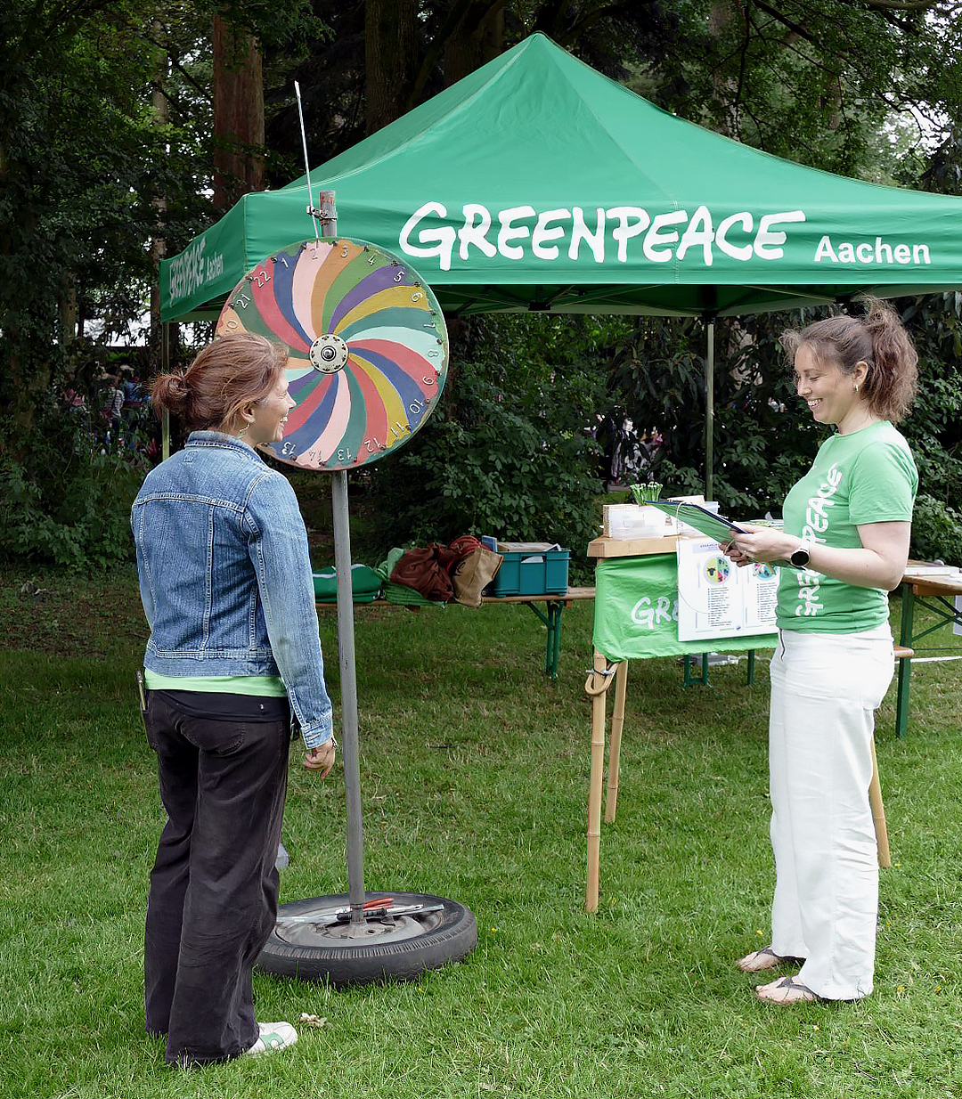 Greenpeace Aachen protestiert vor der Edeka-Filiale in Burtscheid gegen Tierleid und Billigfleisch.