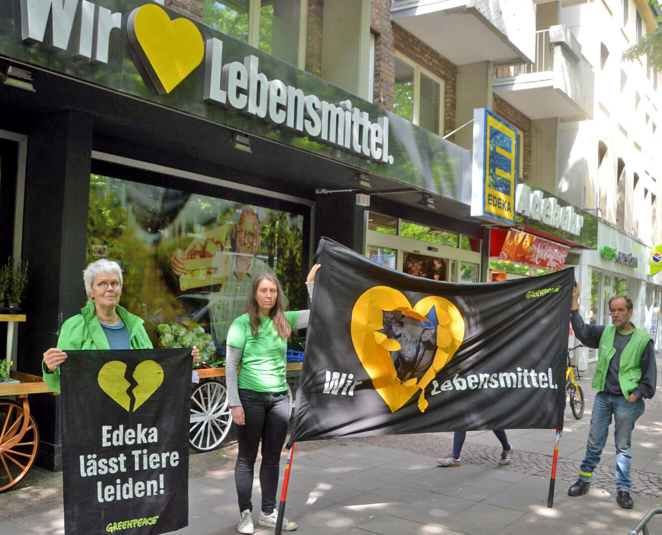 Greenpeace Aachen protestiert vor der Edeka-Filiale in Burtscheid gegen Tierleid und Billigfleisch.
