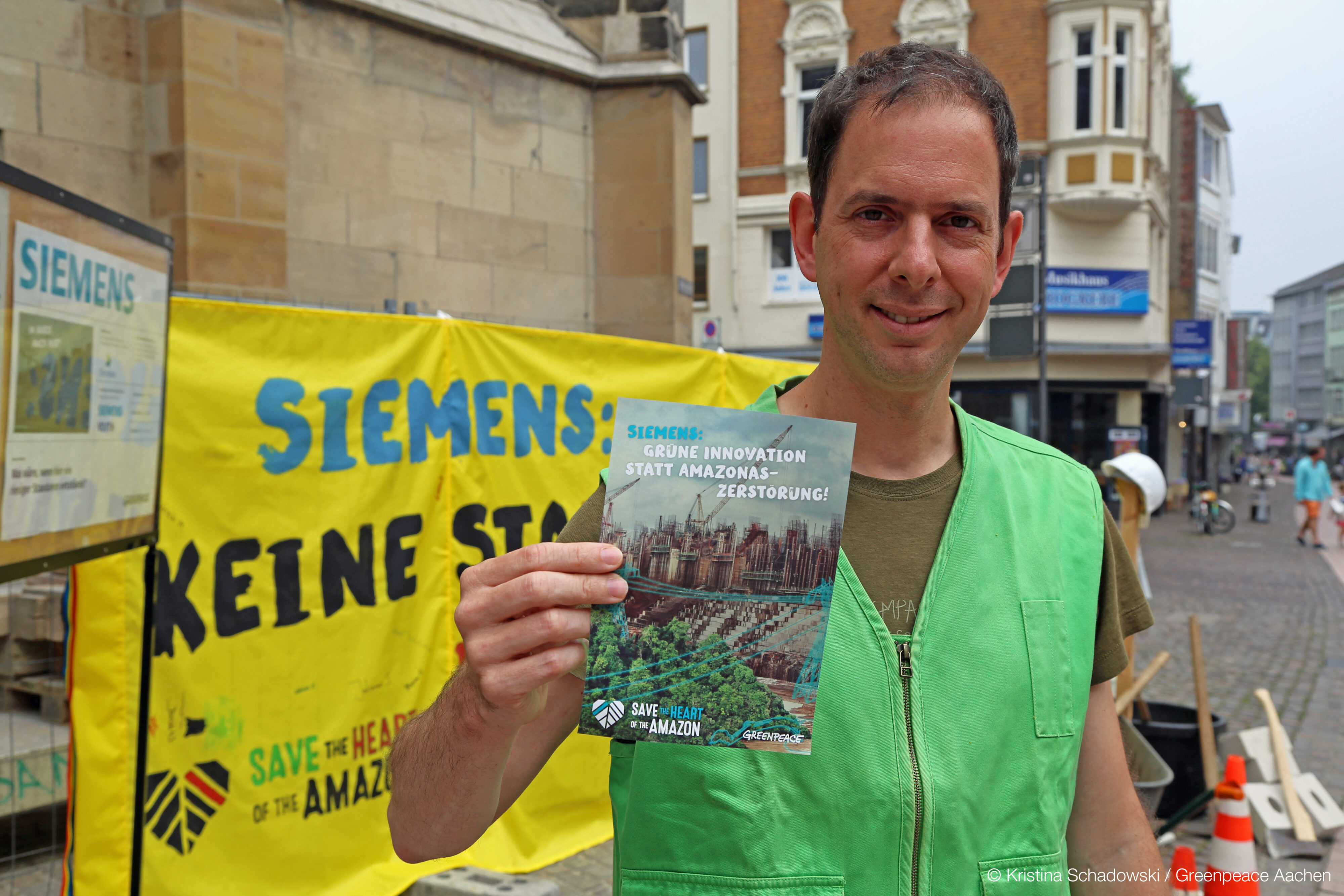 Protest gegen Staudämme im Amazonas / 2017 vor der Aachener Citykirche.