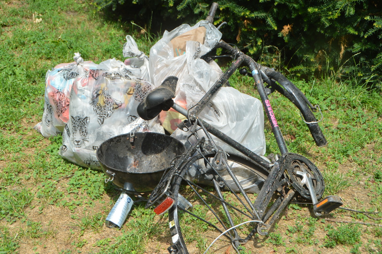Zu sehen ist der gesammelte Müll während des Clean Ups, darunter ein altes Fahhrad und mehrere Müllbeutel.