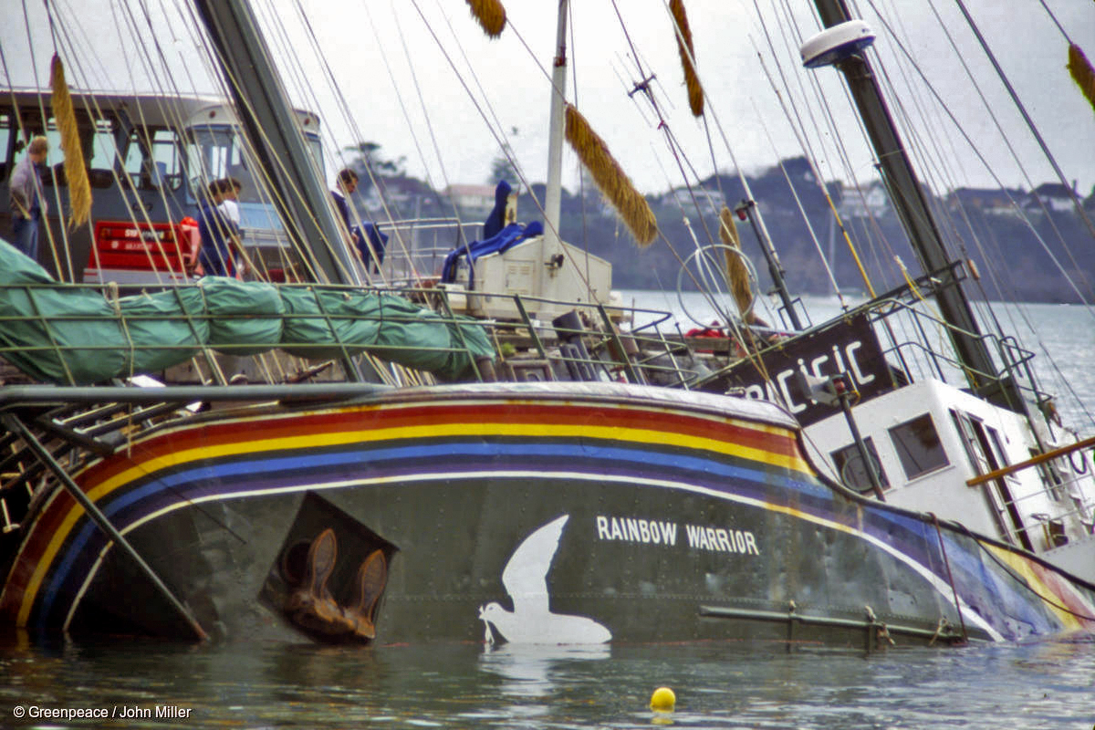 Die Rainbow Warrior geht unter.